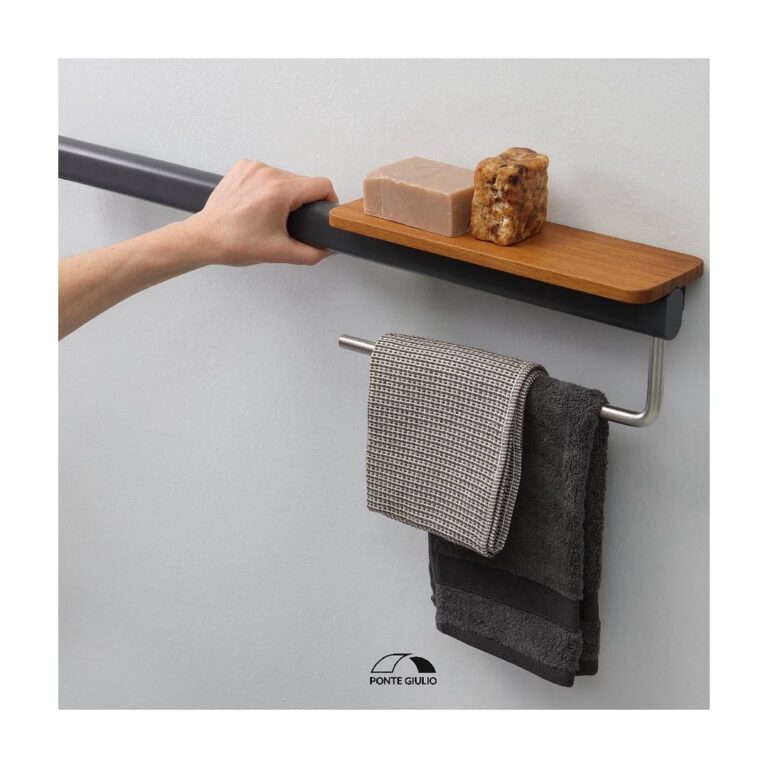 Materiali naturali come il legno rendono il bagno un luogo accogliente e funzionale allo stesso tempo. Scopri la collezione Omnia di Ponte Giulio.#designforall #universalbathroom #accessories #bathdesign